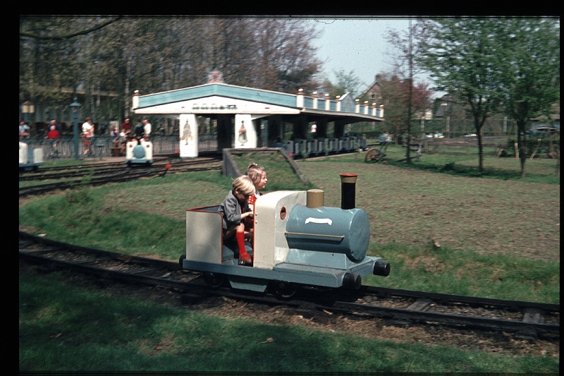 34.Efteling mei 1970 Brigitte,Peter.JPG